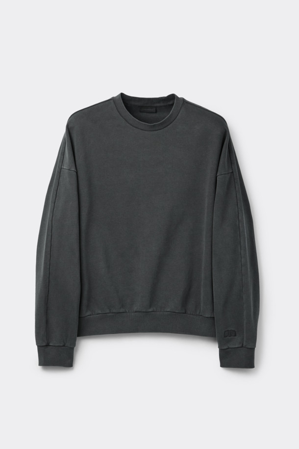 그레이 색상의 그레이 염색 스웨트셔츠입니다. 베이직하고 캐주얼한 스타일로, 봄, 가을, 겨울 모두 활용 가능합니다. 피그먼트 다잉 처리된 면 소재로 제작되었으며, 오버핏으로 편안한 착용감을 선사합니다. 소매에는 로고 자수가, 후면에는 시그니처 스트링 디테일이 있으며, 밑단과 소매는 시보리 처리되어 있습니다. 집콕룩이나 산책룩으로 미니멀하고 클래식하게 연출해보세요.
