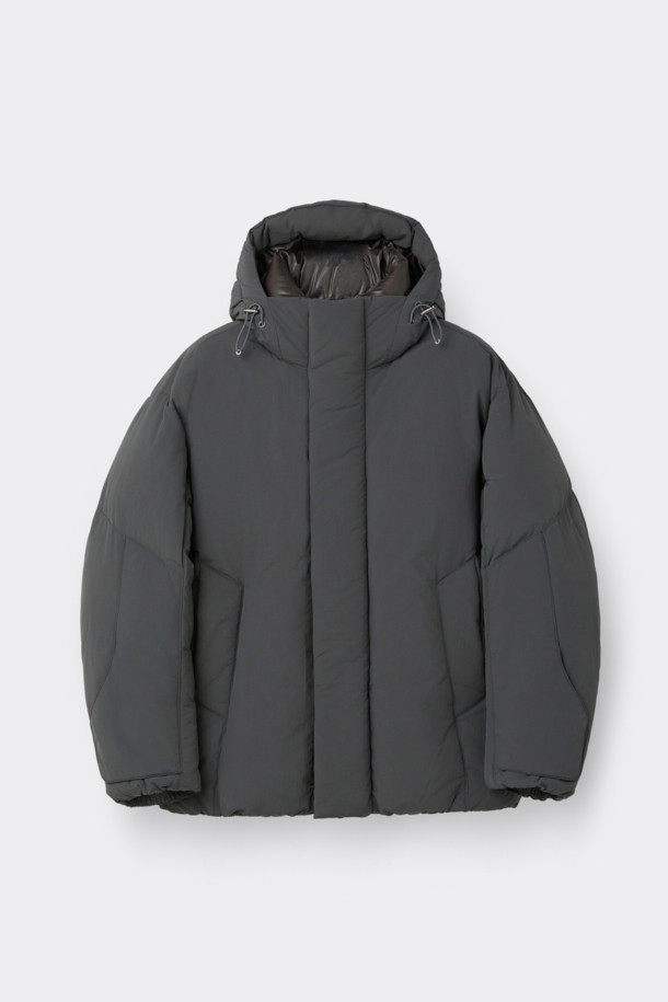 브라운 후디 다운 푸퍼 재킷은 겨울철 일상에서 캐주얼하고 미니멀한 스타일을 연출하기에 좋은 아우터입니다. 넉넉한 오버핏으로 편안함을 강조하며, 후드와 이중넥, 이중 플라켓, 2-WAY 지퍼 등의 디테일이 돋보입니다. 무지 디자인에 나일론과 구스다운 소재를 사용하여 보온성을 높였으며, 두꺼운 두께감으로 추운 날씨에도 따뜻하게 착용할 수 있습니다. 밑단 스트링과 히든 포켓은 실용성을 더해주며, 긴 소매 기장으로 더욱 포근한 느낌을 줍니다.
