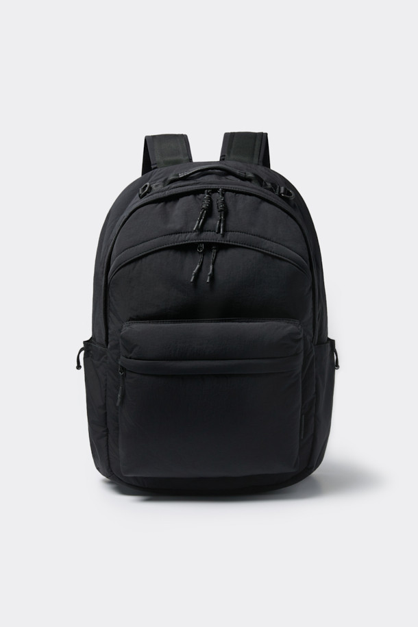 블랙 나일론 백팩은 남성을 위한 미니멀, 캐주얼, 시티보이 스타일의 가방입니다. 튼튼한 나일론 소재로 제작되어 생활 방수 기능과 뛰어난 내구성을 자랑하며, 사각 형태에 로고 디자인으로 포인트를 더했습니다. 내부에는 노트북 수납 공간이, 외부에는 전면 2단 오픈 포켓, 전면 포켓, 사이드 포켓이 있어 수납력을 높였습니다. 지퍼와 벨크로형 잠금 방식으로 내용물을 안전하게 보호하며, 조절 가능한 숄더 스트랩과 상단 핸들로 편안한 착용감을 제공합니다. 출근룩, 여행룩, 워크샵룩 등 다양한 TPO에 활용하기 좋습니다.
