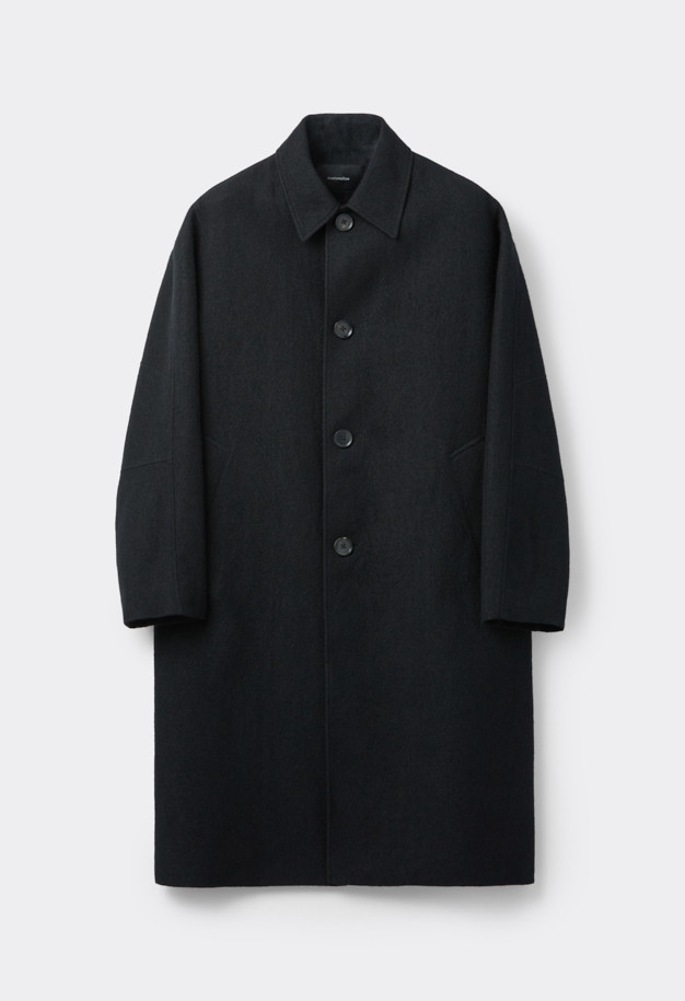 블랙 울 린넨 발마칸 코트는 남성용 아우터로, 가을과 겨울에 착용하기 좋습니다. 미니멀하고 클래식한 스타일을 추구하는 분들께 적합하며, 출근룩, 비즈니스 캐주얼, 모임룩 등 다양한 TPO에 활용할 수 있습니다. 롱 기장의 레귤러핏 발마칸 코트로, 히든 여밈 방식과 래글런 소매, 사이드 벤트 디테일이 특징입니다. 울과 린넨 혼방 소재로 제작되어 두꺼운 두께감을 자랑하며, 시크한 무드를 연출합니다.
