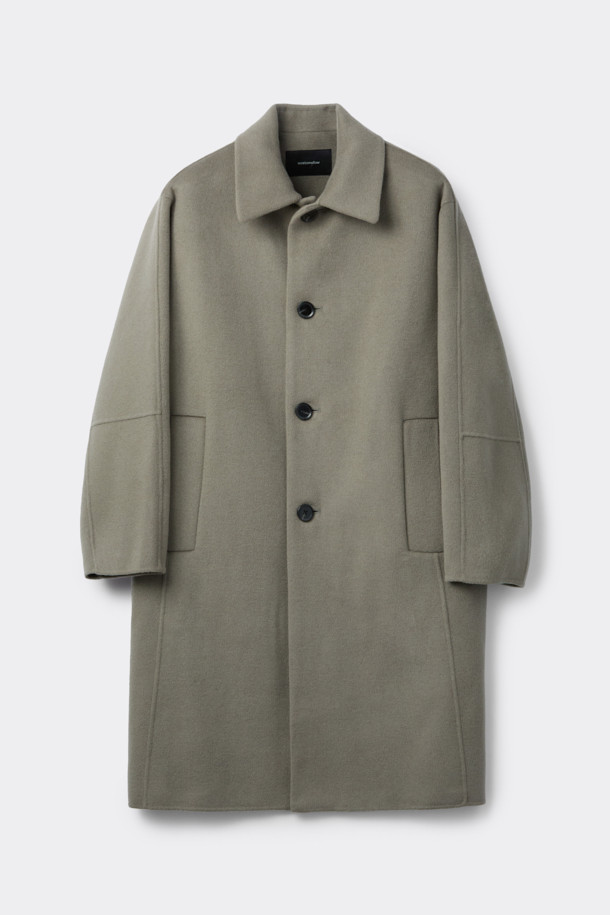 베이지 컬러의 캐시미어 블렌디드 발마칸 코트입니다. 울, 캐시미어, 폴리에스터, 나일론, 레이온, 아크릴, 코튼 등 다양한 소재를 혼방하여 부드러운 촉감과 두꺼운 두께감을 선사합니다. 클래식하고 미니멀한 스타일로, 백 돌먼 소매 디자인과 핸드메이드 공법 봉제가 특징입니다. 레귤러 핏에 싱글 버튼 여밈 방식이며, 가을과 겨울에 출근룩, 비즈니스 캐주얼, 모임룩 등 다양한 TPO에 활용하기 좋습니다. 시크한 매력을 더해주는 베이직한 디자인의 남성용 발마칸 코트입니다.
