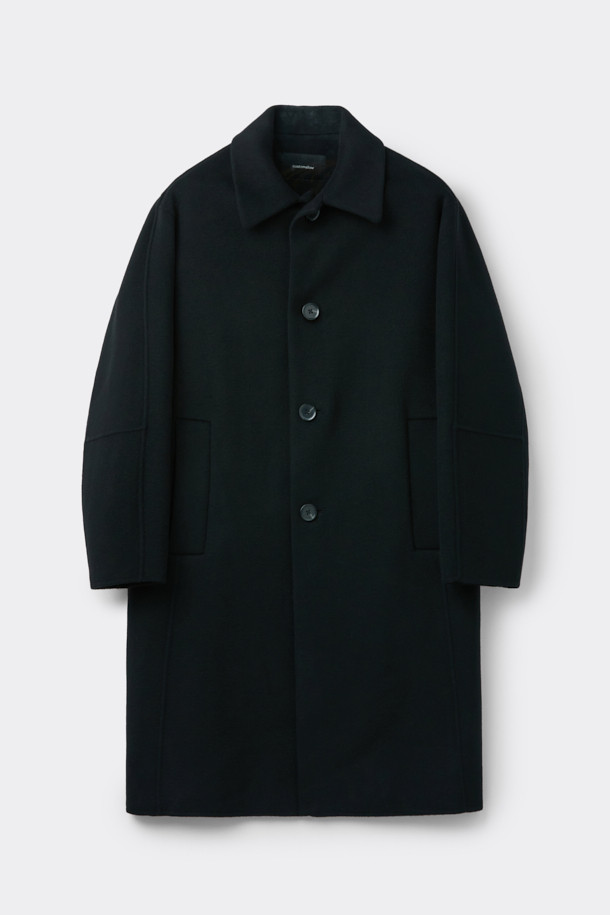 블랙 캐시미어 블렌디드 발마칸 코트는 남성용 아우터로, 가을과 겨울에 착용하기 좋습니다. 부드러운 촉감의 울, 캐시미어 혼방 소재로 제작되어 일상, 출근룩, 비즈니스 캐주얼, 모임룩 등 다양한 TPO에 활용 가능합니다. 클래식, 미니멀, 시크 스타일을 연출하기 좋으며, 레귤러 핏과 긴 소매 기장이 특징입니다. 백 돌먼 소매 디자인과 핸드메이드 공법 봉제로 완성되어 고급스러움을 더합니다. 싱글 버튼 여밈 방식의 두꺼운 발마칸 코트로, 따뜻함과 스타일을 동시에 잡을 수 있습니다.
