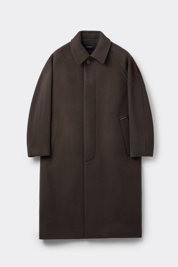 부드러운 캐시미어 블렌딩 소재의 브라운 발마칸 코트입니다. 오버핏으로 제작되어 편안하면서도 세련된 실루엣을 연출하며, 가을과 겨울에 따뜻하게 착용하기 좋습니다. 히든 버튼 여밈 방식과 래글런 소매 디테일이 특징이며, 클래식하고 미니멀한 디자인으로 다양한 스타일을 소화할 수 있습니다. 출근룩, 비즈니스 캐주얼, 모임룩 등 TPO에 구애받지 않고 시크하게 연출해보세요. 울, 캐시미어, 폴리에스테르, 앙고라 혼방으로 부드러운 촉감과 보온성을 제공합니다.
