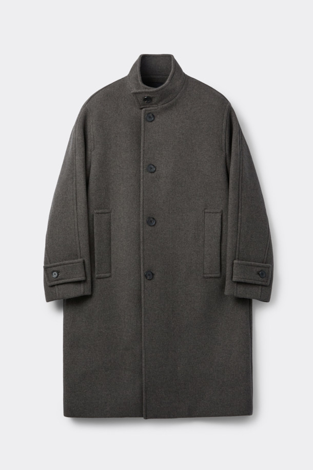 **브라운 울 하이넥 코트**

부드러운 멜란지 브라운 컬러의 남성용 울 하이넥 코트입니다. 가을과 겨울, 쌀쌀한 날씨에 따뜻하게 착용할 수 있는 두꺼운 두께감의 롱 코트입니다. 미니멀하고 베이직한 디자인으로, 출근룩, 비즈니스 캐주얼, 모임룩 등 다양한 TPO에 활용 가능합니다. 래글런 소매 디테일이 돋보이며, 레귤러핏으로 제작되어 편안한 착용감을 선사합니다. 싱글 버튼 여밈 방식으로 클래식, 미니멀, 시크 스타일을 연출하기 좋습니다.
