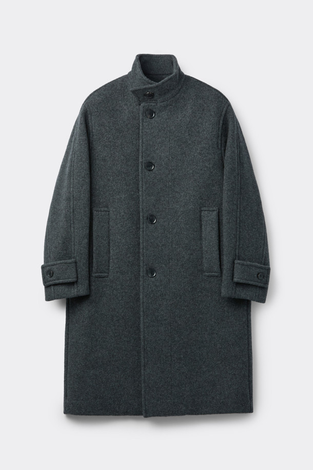 멜란지 그레이 컬러의 남성용 하이넥 코트입니다. 울과 나일론 혼방 소재로 제작되어 가을, 겨울 시즌에 적합하며, 두꺼운 두께감으로 보온성을 높였습니다. 래글런 소매 디테일이 돋보이는 레귤러핏 코트로, 버튼 여밈 방식과 무지 디자인으로 베이직하면서도 미니멀한 스타일을 연출합니다. 출근룩, 비즈니스 캐주얼, 모임룩 등 다양한 TPO에 활용 가능하며, 클래식, 미니멀, 시크한 스타일을 완성합니다.
