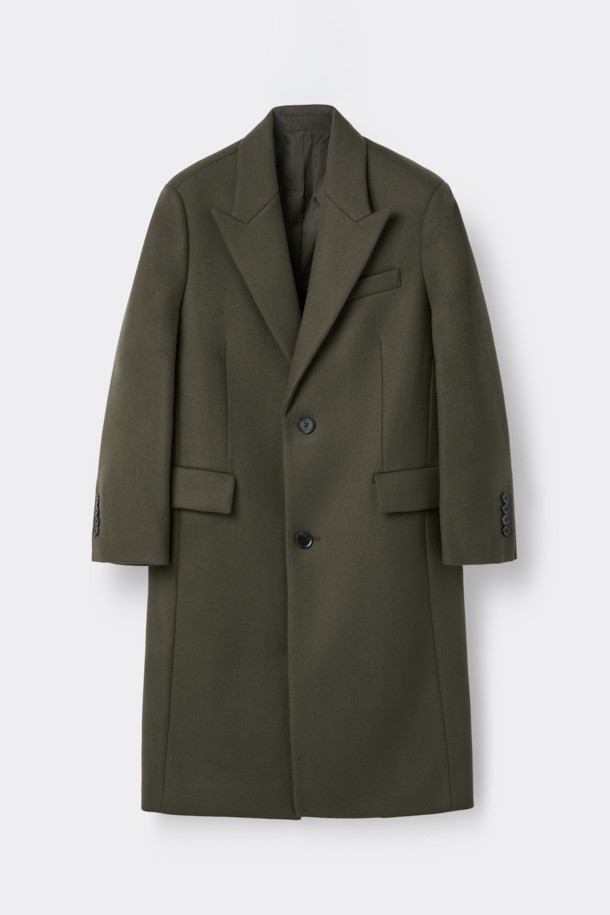 베이지 색상의 오버핏 피크드 라펠 코트입니다. 울, 나일론, 캐시미어 혼방 소재로 제작되어 가을, 겨울 시즌에 따뜻하게 착용할 수 있습니다. 미니멀하고 클래식한 스타일로, 출근룩, 오피스룩, 모임룩 등 다양한 TPO에 활용 가능합니다. 싱글 버튼 여밈 방식으로 깔끔하며, 롱 기장과 오버핏 실루엣이 시크한 분위기를 연출합니다. 무지 디자인으로 어떤 옷에도 쉽게 매치할 수 있는 데일리 코트입니다.
