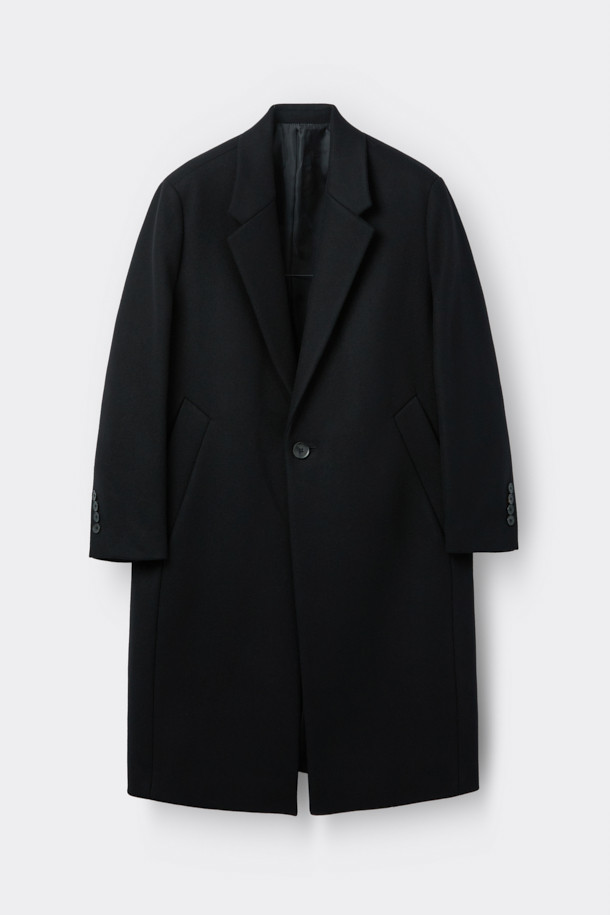 남성용 블랙 오버사이즈 핏 노치드 라펠 코트입니다. 가을, 겨울 시즌에 어울리는 두꺼운 두께감으로, 울, 나일론, 캐시미어 혼방 소재로 제작되어 부드러운 촉감과 보온성을 제공합니다. 미니멀, 클래식 스타일을 기반으로 하여 출근룩, 오피스룩, 모임룩 등 다양한 TPO에 활용 가능합니다. 싱글 버튼 여밈 방식과 롱 기장, 긴 소매 디자인으로 시크한 매력을 더하며, 오버핏으로 편안한 착용감을 선사합니다.
