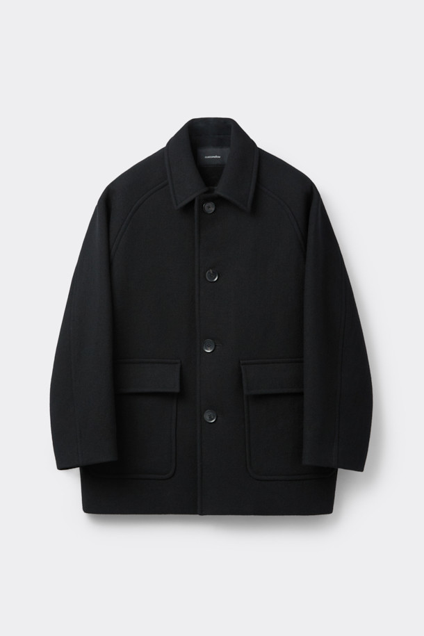 블랙 울 카 코트는 남성 고객을 위한 미니멀하고 클래식한 스타일의 아우터입니다. 가을과 겨울에 착용하기 좋은 두꺼운 두께감의 롱 기장 코트로, 울과 나일론 혼방 소재로 제작되었습니다. 차분한 블랙 컬러에 무지 패턴, 오버핏 디자인으로 시크한 매력을 더합니다. 버튼 여밈 방식과 아웃포켓 디테일이 특징이며, 출근룩, 오피스룩, 모임룩 등 다양한 TPO에 활용할 수 있습니다. 
