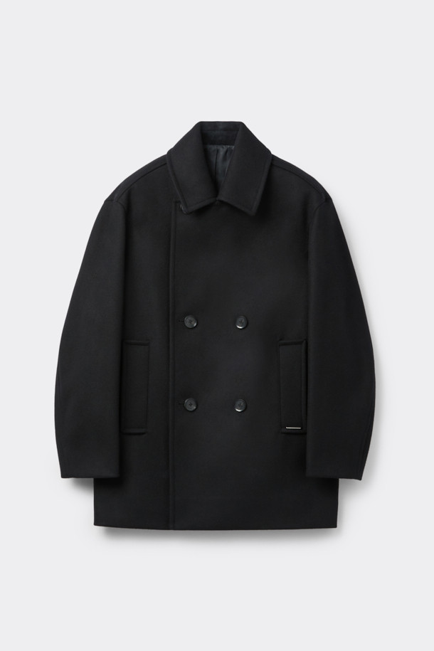 블랙 울 피코트는 클래식과 미니멀 무드를 동시에 연출하는 남성용 아우터입니다. 이탈리아 FORTEX 소재의 고급 울, 나일론, 캐시미어 혼방으로 제작되어 두꺼운 두께감과 매트한 촉감을 자랑합니다. 더블 버튼 여밈과 릴랙스 핏 디자인은 편안하면서도 세련된 스타일을 선사하며, 가을과 겨울철 출근룩, 비즈니스 캐주얼, 모임룩 등 다양한 TPO에 활용 가능합니다. 기본에 충실한 디자인으로 시크한 매력을 더하여 당신의 옷장에 품격을 더해줄 것입니다. 
