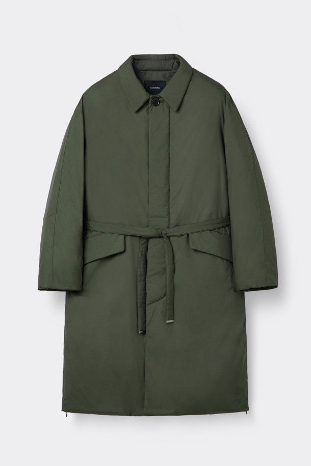 카키 로브 다운 코트는 남성용 겨울 아우터로, 베이직한 스타일에 클래식, 미니멀, 캐주얼 스타일을 모두 아우릅니다. 두꺼운 두께감의 오버핏으로 제작되었으며, 허리 로브 장식으로 포인트를 더했습니다. 80/20 구스다운 충전재와 경량 소재로 제작되어 보온성과 편안함을 동시에 느낄 수 있습니다. 무지 디자인에 긴 소매 기장, 로브 여밈 방식을 갖춘 다운 코트입니다. 폴리에스테르 소재로 제작되었습니다.
