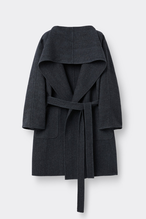 HED MAYNER (헤드 메이너)의 Grey Back Slit Robe Coat (그레이 백 슬릿 로브 코트)는 미니멀한 스타일을 추구하는 당신을 위한 아우터입니다. 가을, 겨울 시즌에 어울리는 롱 기장의 로브 코트로, 이탈리안 울 원단을 사용하여 부드러운 촉감을 선사합니다. 오버핏과 루즈핏으로 편안한 착용감을 강조하며, 후면 넥 슬릿과 벨트 허리 슬릿 구조가 독특한 디자인 포인트를 더합니다. 출근룩, 오피스룩, 모임룩 등 다양한 TPO에 활용 가능한 클래식하고 시크한 아이템입니다.
