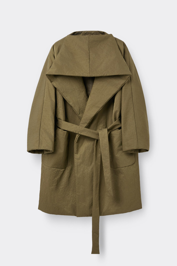 [HED MAYNER] 골드 백 슬릿 로브 코트는 남성용 아우터로, 가을과 겨울에 착용하기 좋습니다. 미니멀하고 모던한 스타일의 이 로브 코트는 부드러운 촉감의 나일론 소재와 넉넉한 오버핏으로 제작되었습니다. 등 부분의 넥 슬릿 디테일과 벨트 허리 슬릿 구조가 특징이며, 내부에는 패딩 안감과 외부 및 내부 포켓이 있어 실용성을 더했습니다. 광택감 있는 골드 컬러는 출근룩이나 모임룩에 시크하고 클래식한 분위기를 연출합니다.
