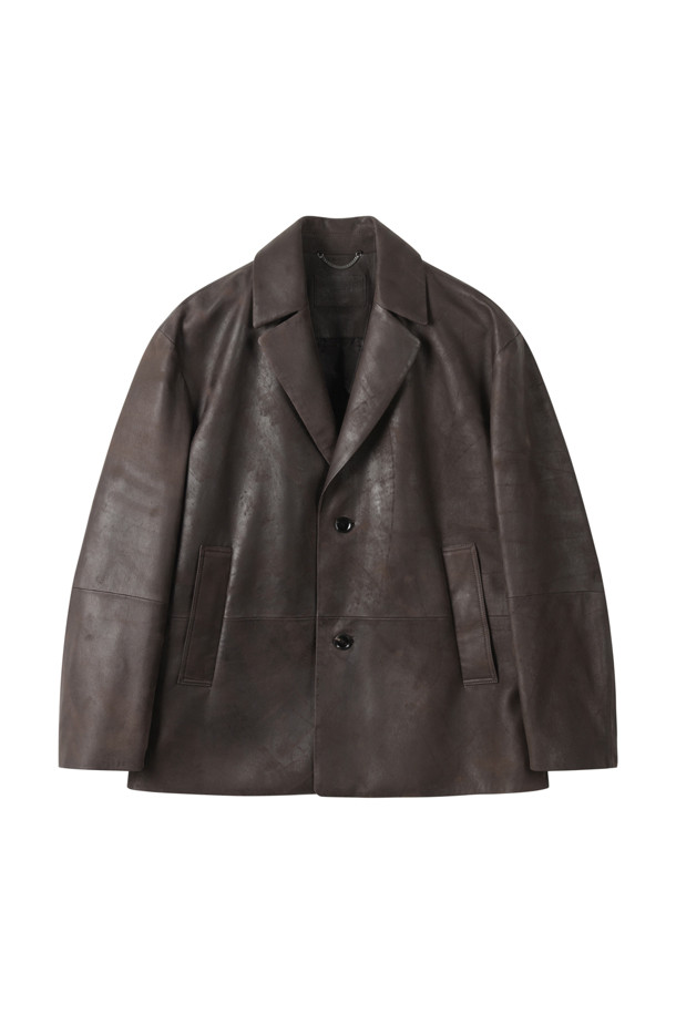 세련된 무드의 브라운 비건 가죽 재킷입니다. 캐주얼, 클래식, 미니멀 스타일을 모두 아우르는 디자인으로, 가을과 겨울에 따뜻함과 스타일을 동시에 잡을 수 있습니다. 오버핏으로 편안한 착용감을 선사하며, 라펠 코트 타입에 미디엄 기장으로 다양한 룩에 활용하기 좋습니다. 출근룩과 모임룩에 모두 잘 어울리며, 그라데이션 외관으로 은은한 멋을 더했습니다. 넉넉한 두께감의 비건 가죽 소재로 제작되어 부드러운 촉감과 보온성을 제공합니다.
