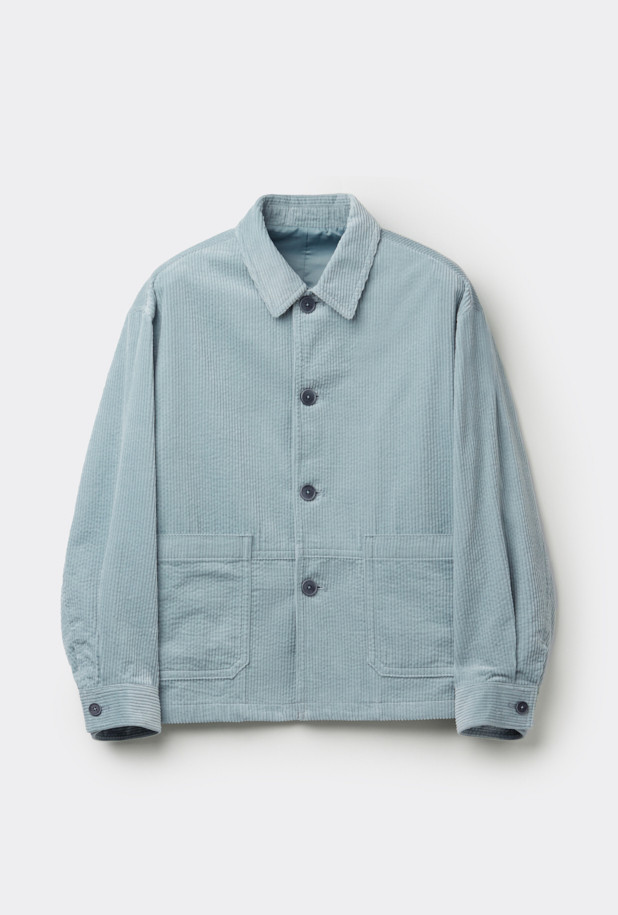 산뜻한 민트 컬러가 돋보이는 코듀로이 워크 재킷입니다. 봄, 가을 간절기에 활용하기 좋으며, 캐주얼 및 베이직 스타일을 연출하기에 적합합니다. 두꺼운 코듀로이 소재로 제작되어 보온성을 높였으며, 오버핏 크롭 기장으로 트렌디한 핏을 선사합니다. 넉넉한 아웃포켓 디테일과 버튼 여밈 방식이 특징이며, 일상, 봄 소풍, 캠핑 등 다양한 TPO에 매치할 수 있습니다. 미니멀, 워크웨어 스타일을 선호하는 남성분들에게 추천합니다.
