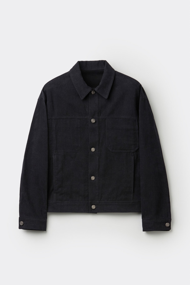 블랙 염색 면 트러커 재킷은 남성분들을 위한 캐주얼하고 베이직한 디자인의 아우터입니다. 봄, 가을 계절에 적합하며, 출근룩이나 데이트룩에 활용하기 좋습니다. 레귤러 핏에 무지 패턴으로 미니멀한 스타일을 연출하며, 긴 소매와 버튼 여밈 방식이 특징입니다. 양 사이드 포켓이 있어 실용성을 더했으며, 면 소재로 제작되어 편안한 착용감을 제공합니다.
