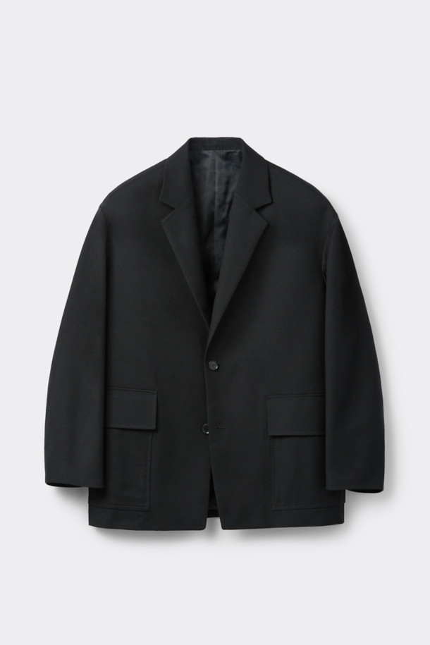 블랙 오버핏 코튼 울 셋업 재킷은 클래식과 베이직 무드를 동시에 연출하는 남성용 재킷입니다. 봄, 가을에 적합하며, 얇은 두께감으로 편안한 착용감을 선사합니다. 면, 울, 린넨 혼방 소재로 제작되어 고급스러운 질감을 자랑하며, 싱글 버튼, 레귤러 기장, 긴 소매 디자인으로 세련된 핏을 완성합니다. 셋업 스타일로 오피스룩, 비즈니스 캐주얼, 모임룩 등 다양한 TPO에 활용 가능하며, 미니멀하고 시크한 스타일을 연출하기 좋습니다. 2mm 어깨 패드와 아웃포켓 디테일이 돋보이는 블레이저 타입의 재킷입니다.
