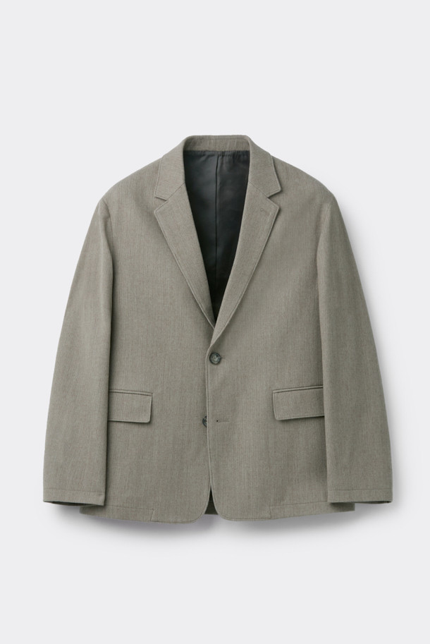 베이지 색상의 루즈 핏 코듀로이 셋업 재킷입니다. 가을과 겨울에 어울리는 두꺼운 두께감으로 보온성을 높였습니다. 싱글 버튼 방식의 블레이저 코트 타입이며, 캐주얼 및 베이직 스타일을 연출하기 좋습니다. 남성용으로, 출근룩, 비즈니스 캐주얼, 모임룩 등 다양한 TPO에 활용 가능합니다. 클래식, 미니멀, 캐주얼 스타일을 즐기는 분들께 추천합니다.
