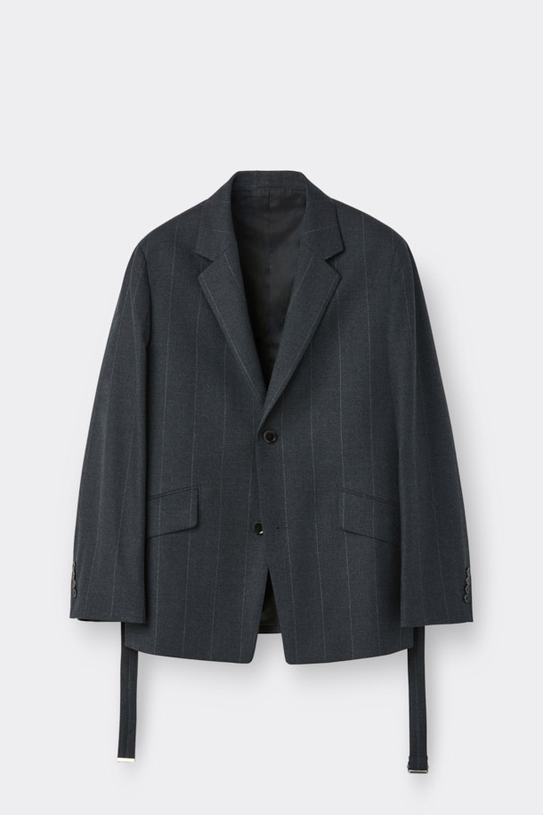 그레이 미드 렝스 스트라이프 셋업 재킷은 남성용 아우터로, 가을과 겨울에 착용하기 좋습니다. 클래식하고 미니멀한 스타일을 추구하는 분들께 적합하며, 오피스룩, 비즈니스 캐주얼, 모임룩 등 다양한 TPO에 활용할 수 있습니다. 릴랙스 핏에 울, 폴리에스테르, 캐시미어, 폴리우레탄 혼방 소재로 제작되어 두께감이 있으며, 허리끈과 벨트 고리로 디테일을 더했습니다. 블레이저 타입의 롱 기장 재킷으로, 세련된 스트라이프 패턴이 특징입니다.
