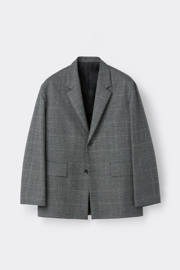 그레이 울 체크 재킷은 남성 고객을 위한 클래식하고 미니멀한 스타일의 아우터입니다. 가을과 겨울에 어울리는 두꺼운 두께감의 울 소재로 제작되었으며, 오버핏 블레이저 디자인에 싱글 버튼 여밈 방식으로 세련된 느낌을 더했습니다. 2mm 어깨 패드와 셋업 라펠 디테일이 특징이며, 체크 패턴이 은은하게 포인트가 됩니다. 오피스룩, 비즈니스 캐주얼, 모임룩 등 다양한 TPO에 적합하며, 시크한 매력을 연출합니다.
