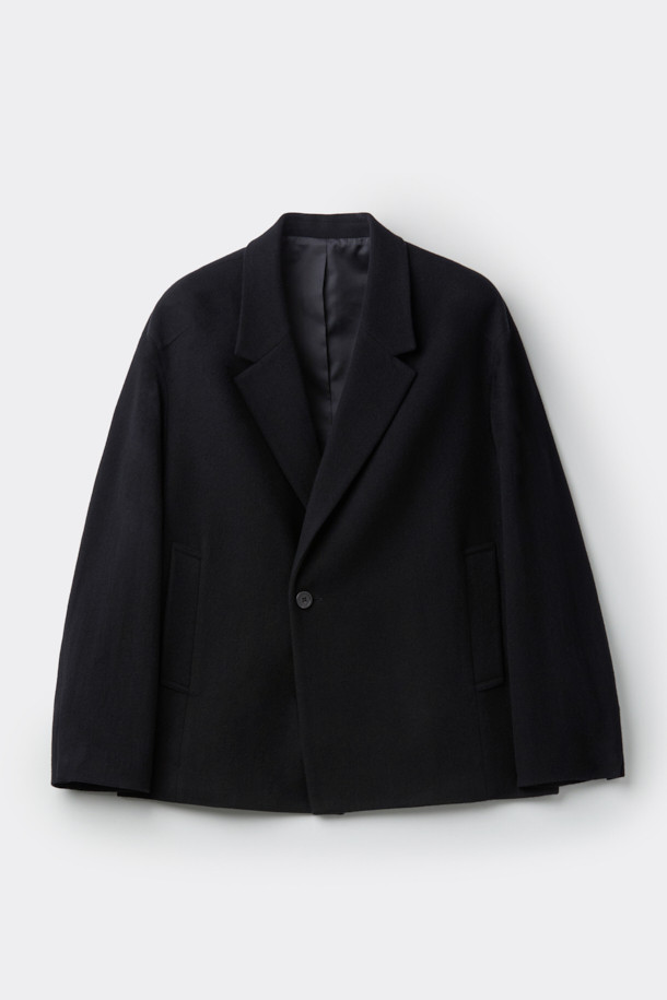 블랙 턱 디테일 울 재킷은 가을과 겨울, 출근룩을 위한 미니멀하고 시크한 스타일의 자켓입니다. 울과 폴리우레탄 혼방 소재로 제작되어 부드러운 촉감과 편안한 착용감을 제공합니다. 루즈핏 디자인에 싱글 버튼과 스냅 여밈 방식을 더해 깔끔한 실루엣을 연출합니다. 턱 디테일과 밑단 스트링, 히든 스냅 소매로 포인트를 더했으며, 긴 소매 기장으로 세련된 느낌을 선사합니다. 미니멀, 클래식, 시크한 스타일을 선호하는 분들께 추천하는 아이템입니다.
