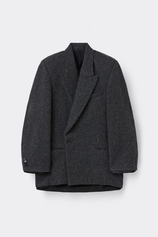 HED MAYNER (헤드 메이너)의 Grey Wool Falling Back 재킷은 모던하면서도 클래식한 스타일을 추구하는 남성을 위한 아우터입니다. 릴랙스 핏으로 편안함을 제공하며, 두꺼운 울 소재와 부드러운 촉감으로 가을과 겨울에 따뜻하게 착용할 수 있습니다. 와이드 피크드 라펠, 구조적인 어깨 패드, 후면 드레이프 디자인이 특징이며, 테일러드 코트 타입으로 오피스룩, 비즈니스 캐주얼, 모임룩 등 다양한 TPO에 활용 가능합니다. 내부 포켓과 큐프라 비스코스 혼방 안감으로 실용성과 고급스러움을 더했습니다. 미니멀하고 시크한 스타일을 선호하는 분들께 추천합니다.
