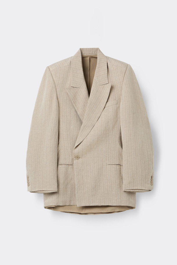 HED MAYNER (헤드 메이너)의 아이보리 린넨 Falling Back 재킷입니다. 부드러운 린넨과 레이온 혼방 소재로 제작되어 봄, 여름 시즌에 적합하며, 릴랙스 핏으로 편안한 착용감을 선사합니다. 와이드 피크드 라펠과 구조적인 어깨 패드가 특징이며, 비대칭 실루엣과 후면 드레이프 디자인으로 모던하고 미니멀한 스타일을 연출합니다. 데이트룩, 오피스룩, 비즈니스 캐주얼 등 다양한 TPO에 시크하게 매치할 수 있는 테일러드 재킷입니다. 안감은 큐프라 비스코스 소재를 사용하여 부드러운 촉감을 더했습니다.
