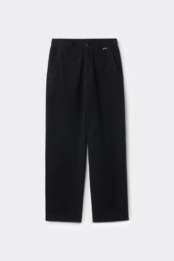 **블랙 염색 면 바지**

남성용 블랙 컬러의 면 소재 코튼 팬츠입니다. 베이직한 스타일의 긴 기장 스트레이트핏 바지로, 사계절 내내 활용하기 좋습니다. 일상복과 출근룩 모두 소화 가능한 미니멀, 클래식, 캐주얼 스타일을 연출할 수 있습니다. 무지 디자인에 메탈 장식으로 포인트를 더했으며, 밴딩 처리가 없는 것이 특징입니다.
