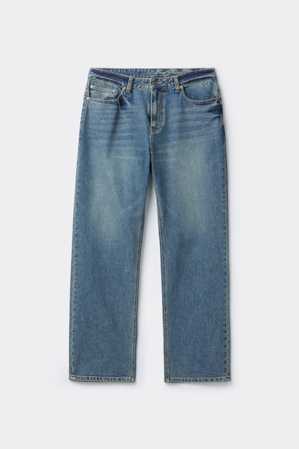 **블루 레귤러 핏 데님 팬츠**는 베이직하면서도 캐주얼한 스타일을 연출하는 남성용 긴바지입니다. 봄, 가을 시즌에 적합하며, 무지 디자인에 레귤러 핏과 테이퍼드 핏으로 편안한 착용감을 제공합니다. 데님 소재 특유의 견고함과 바이오 워싱 처리로 부드러운 촉감을 느낄 수 있습니다. 캐주얼, 미니멀, 클래식 스타일을 즐겨 입는 남성분들에게 추천합니다. 일상생활에서 폭넓게 활용할 수 있는 아이템입니다.
