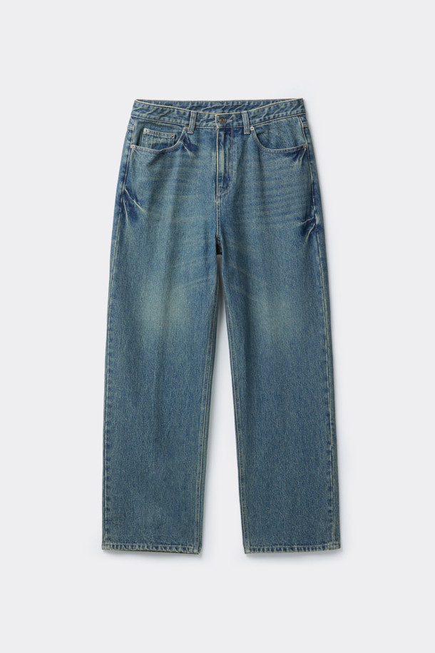 블루 스트레이트 핏 청바지는 남성분들을 위한 베이직하고 캐주얼한 디자인의 데님 팬츠입니다. 사계절 내내 활용 가능하며, 일상복뿐만 아니라 데이트룩이나 출근룩으로도 손색없는 아이템입니다. 바이오 워싱, 스톤 워싱, 도밍고 워싱 처리를 통해 자연스러운 색감과 부드러운 착용감을 제공합니다. 무지 디자인에 옐로우 컬러 틴 브러쉬 디테일로 포인트를 더했으며, 스트레이트 핏으로 캐주얼, 클래식, 미니멀 스타일 모두 소화 가능합니다.
