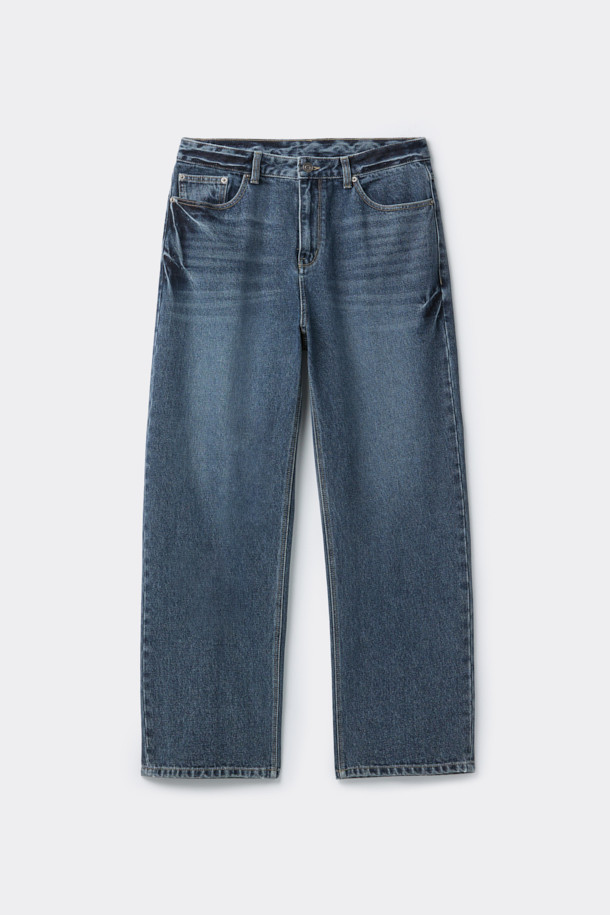 다크 블루 색상의 남성용 스트레이트 핏 데님 팬츠입니다. 사계절 모두 착용 가능하며, 캐주얼, 미니멀, 클래식 스타일을 연출하기 좋습니다. 무지 디자인으로 어떤 상의에도 잘 어울리며, 바이오 워싱, 스톤 워싱, 도밍고 워싱 처리를 거쳐 자연스러운 색감과 부드러운 촉감을 선사합니다. 출근룩이나 데이트룩처럼 다양한 TPO에 활용할 수 있으며, 일자 핏으로 편안하면서도 세련된 실루엣을 완성합니다. 중청 두께감으로 사계절 내내 활용하기 좋습니다.
