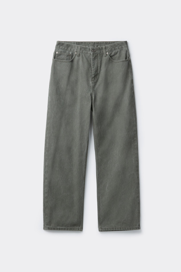 **Green 스트레이트 핏 다잉 팬츠**는 캐주얼, 미니멀, 클래식 스타일을 아우르는 남성용 바지입니다. 톤 다운된 그린 컬러의 면 소재로 제작되어 봄, 가을에 착용하기 좋으며, 일상복과 출근룩 모두 소화 가능한 실용적인 아이템입니다. 스트레이트 핏으로 편안한 착용감을 선사하며, 피그먼트 다잉 및 바이오 워싱 처리하여 자연스러운 색감과 부드러운 촉감을 더했습니다. 무지 디자인으로 어떤 상의와도 쉽게 매치할 수 있어 활용도가 높습니다.
