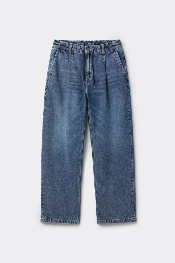 블루 루즈핏 드로우스트링 청바지는 일상, 산책, 캠핑 등 다양한 상황에 어울리는 남성용 데님 팬츠입니다. 루즈핏과 스트레이트 핏으로 편안함을 강조하며, 봄, 가을에 착용하기 좋습니다. 무지 디자인에 피그먼트 워싱과 바이오 워싱 처리를 더하여 자연스러운 멋을 냈습니다. 허리 밴딩과 드로우스트링으로 편안한 착용감을 제공하며, 캐주얼, 미니멀, 시티보이 스타일을 연출하기에 좋습니다.

