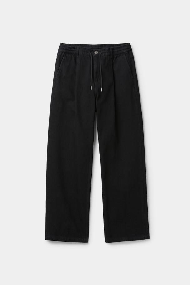 블랙 루즈핏 드로우스트링 청바지를 소개합니다. 편안한 착용감을 선사하는 루즈핏으로, 캐주얼하고 미니멀한 스타일을 연출하기 좋습니다. 부드러운 데님 소재에 바이오 워싱과 스톤 워싱 처리를 더해 자연스러운 멋을 더했습니다. 허리 부분은 드로우스트링(조임 끈)으로 조절하여 편리하게 착용할 수 있으며, 사계절 내내 활용하기 좋은 아이템입니다. 일상복으로 편안하게 즐겨 입을 수 있는 남성 데님팬츠입니다.
