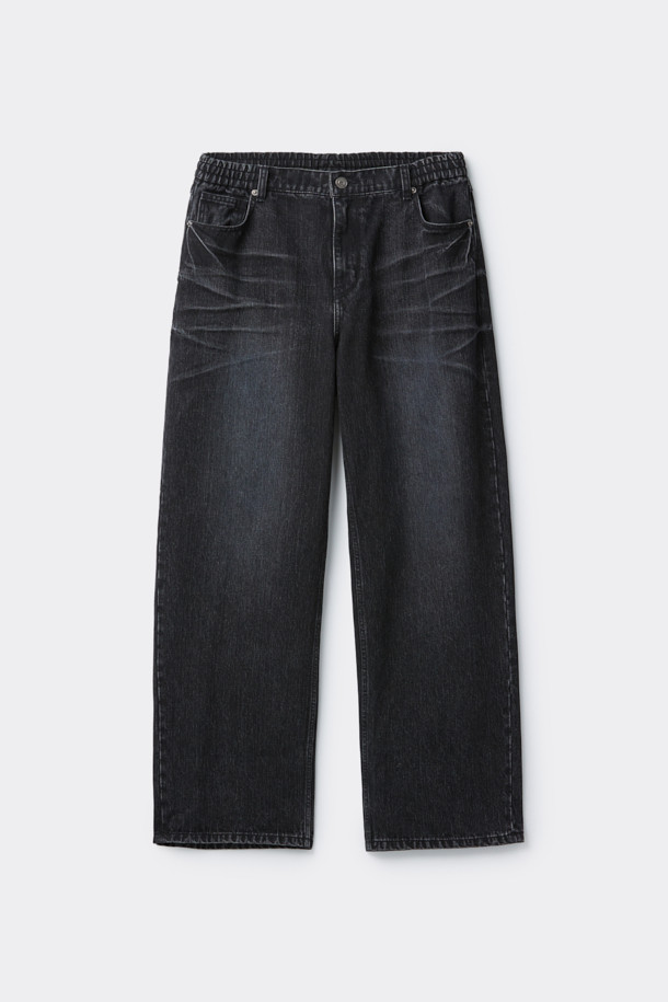 블랙 와이드 핏 엠보 워싱 데님 팬츠는 남성 고객을 위한 캐주얼 스타일의 아이템입니다. 사계절 모두 착용 가능하며, 출근룩과 모임룩에 모두 잘 어울립니다. 넉넉한 와이드 핏으로 편안함을 강조했으며, 스톤 워싱과 엠보 워싱 디테일이 빈티지한 멋을 더합니다. 허리에는 스트링이 있어 사이즈 조절이 용이합니다. 미니멀, 시티보이 스타일을 즐겨 입는 분들께 추천합니다.
