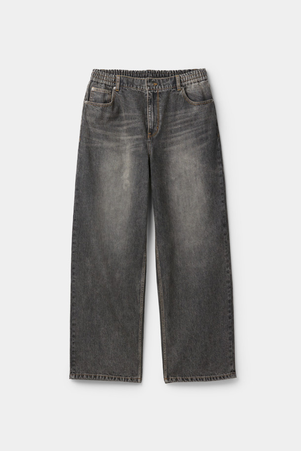 **브라운 와이드 핏 청바지**는 캐주얼, 미니멀, 클래식 스타일을 아우르는 남성 데님 팬츠입니다. 봄, 가을에 적합하며, 넉넉한 와이드 핏과 긴 기장으로 편안함과 스타일을 동시에 제공합니다. 데님 소재에 스톤워싱 및 가먼트다잉 공법을 더해 자연스러운 색감과 빈티지한 매력을 살렸습니다. 스트링 밴딩 처리로 허리 조절이 용이하며, 무지 디자인으로 다양한 상의와 손쉽게 매치할 수 있습니다. 일상에서 편안하게 착용하기 좋은 와이드핏 청바지입니다.
