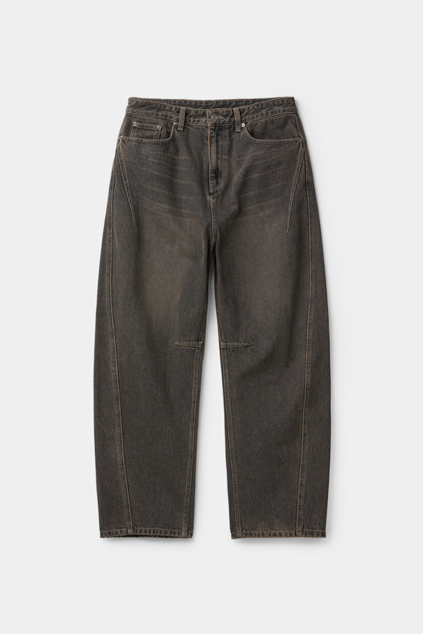 브라운 컬러의 데님 소재 "브라운 다트 디테일 청바지"입니다. 벌룬핏 루즈핏으로 편안한 착용감을 선사하며, 봄, 가을 시즌에 적합합니다. 바이오워싱과 스톤워싱 처리된 데님은 부드러운 촉감과 자연스러운 워싱 디테일을 자랑합니다. 다트 디테일과 아웃심 커브 디자인이 돋보이며, 캐주얼 및 미니멀 스타일의 산책룩에 활용하기 좋습니다. 남녀 모두 착용 가능한 디자인으로, 일상에서 폭넓게 활용할 수 있습니다.
