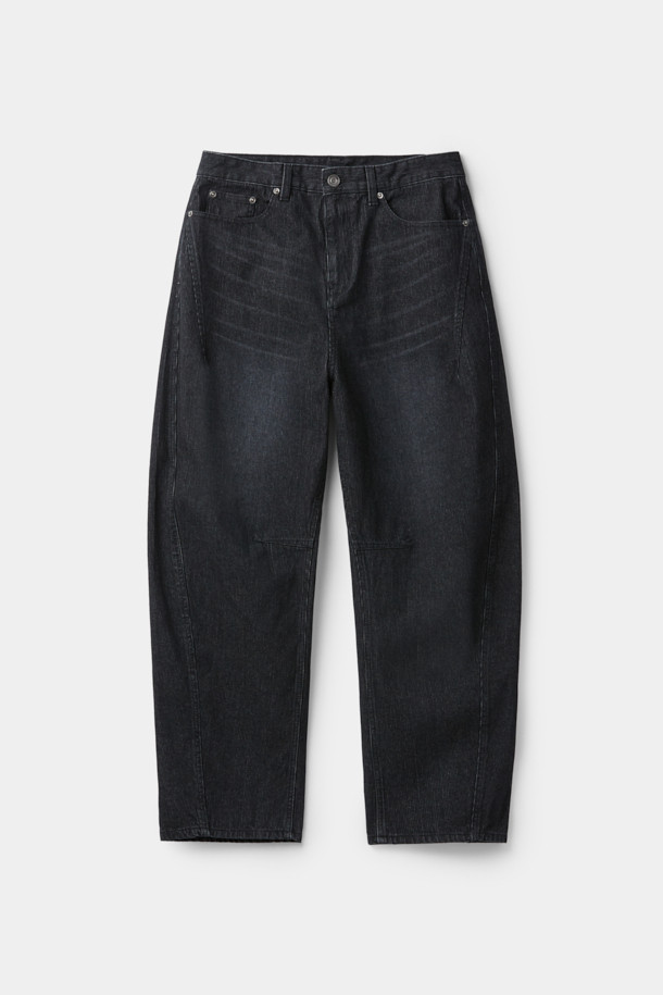 블랙 다트 디테일 코듀로이 청바지는 가을, 겨울 시즌에 어울리는 남성용 벌룬핏 팬츠입니다. 코듀로이와 데님 소재를 혼방하여 제작되었으며, 두께감 있는 원단으로 포근한 착용감을 선사합니다. 다트 디테일과 아웃심 커브 디자인이 특징이며, 바이오 워싱 및 스톤 워싱 가공을 거쳐 빈티지한 무드를 더했습니다. 캐주얼, 미니멀, 클래식 스타일을 즐겨 입는 분들께 추천하며, 루즈핏으로 편안하게 착용 가능합니다.
