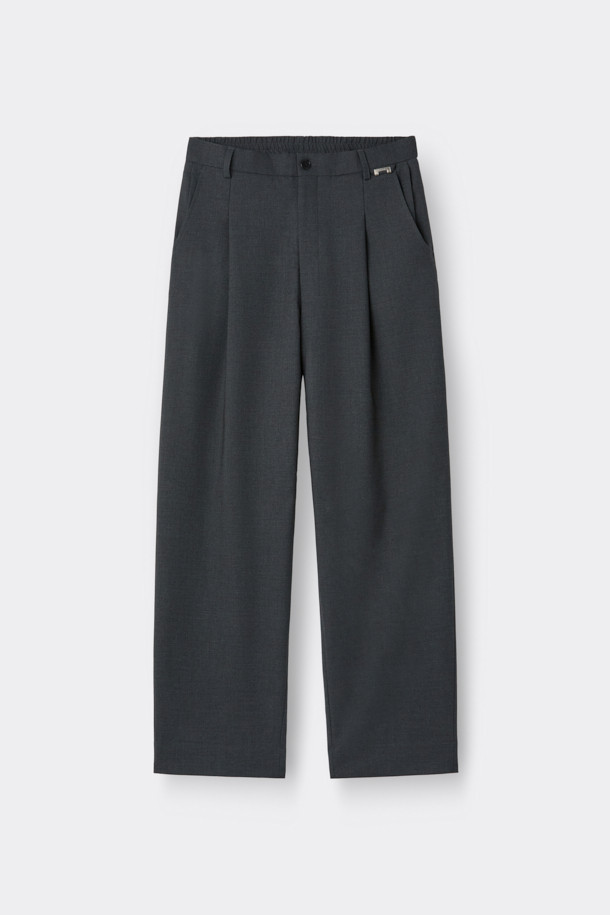 그레이 와이드 핏 팬츠는 남성을 위한 베이직 스타일의 긴 바지입니다. 레이온, 폴리에스테르, 울, 폴리우레탄 혼방 소재로 제작되어 부드러운 촉감을 선사하며, 봄, 가을에 착용하기 좋습니다. 와이드 핏으로 편안함을 강조했으며, 하프 밴딩과 원턱 디테일, 허리 오비 메탈 장식이 특징입니다. 출근룩, 비즈니스 캐주얼, 모임룩 등 다양한 TPO에 활용 가능하며, 클래식, 미니멀, 시크 스타일을 연출하기 좋습니다.
