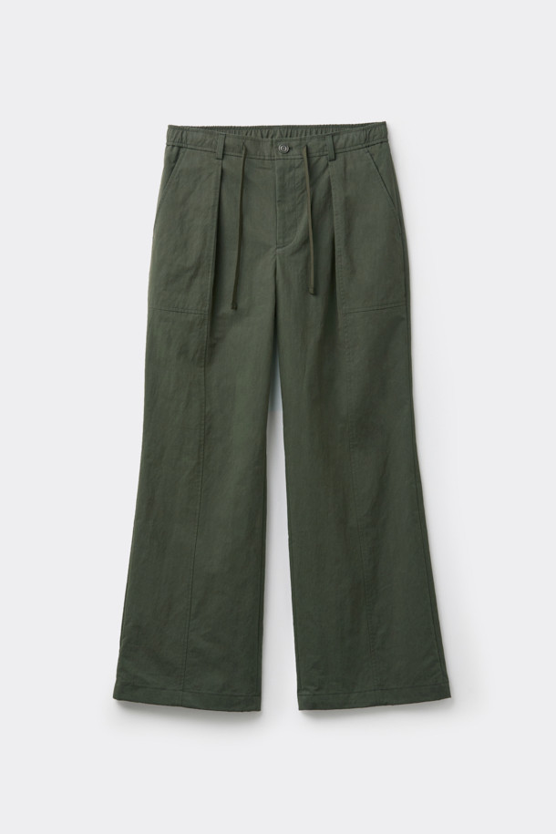 캐주얼 무드의 남성용 카키 플레어 팬츠입니다. 면과 나일론 혼방 소재로 제작되어 봄, 가을에 적합하며, 하프 밴딩으로 편안한 착용감을 제공합니다. 무지 디자인에 긴 기장으로, 미니멀한 스타일을 연출하기 좋습니다. 하단 핏은 스냅과 E-스트링으로 조절 가능하여 다양한 스타일을 연출할 수 있습니다.
