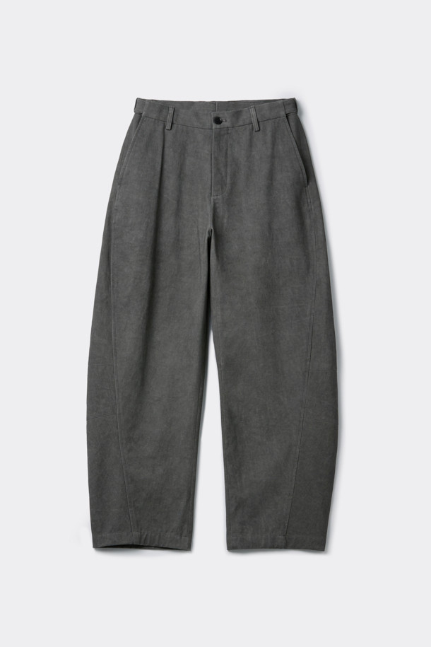 그레이 컬러의 Grey Volume Incision 팬츠는 캐주얼 및 미니멀 스타일을 즐기는 남성 고객을 위한 제품입니다. 면 소재로 제작되어 편안한 착용감을 제공하며, 루즈핏 벌룬핏으로 트렌디한 실루엣을 연출합니다. 절개 라인, 장식 다트, 장식 스티치 등의 디자인 디테일이 돋보이며, 밴딩 처리로 활동성을 높였습니다. 일상에서 편안하게 착용하기 좋은 팬츠입니다.
