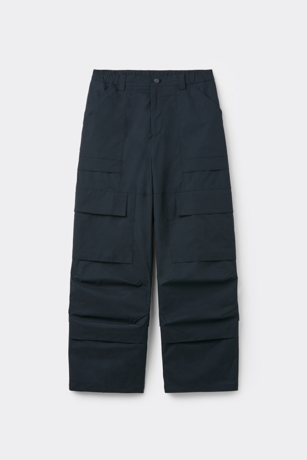 블랙 카고 파라슈트 팬츠는 남성용 와이드핏 긴바지입니다. 봄, 가을에 착용하기 좋으며, 스트릿과 캐주얼 스타일을 연출할 수 있습니다. 무지 패턴의 폴리에스테르 소재로 제작되었으며, 파라슈트 레이어 디자인과 스트링 디테일이 특징입니다. 밴딩 처리로 편안한 착용감을 제공하며 미니멀한 스타일에도 잘 어울립니다.
