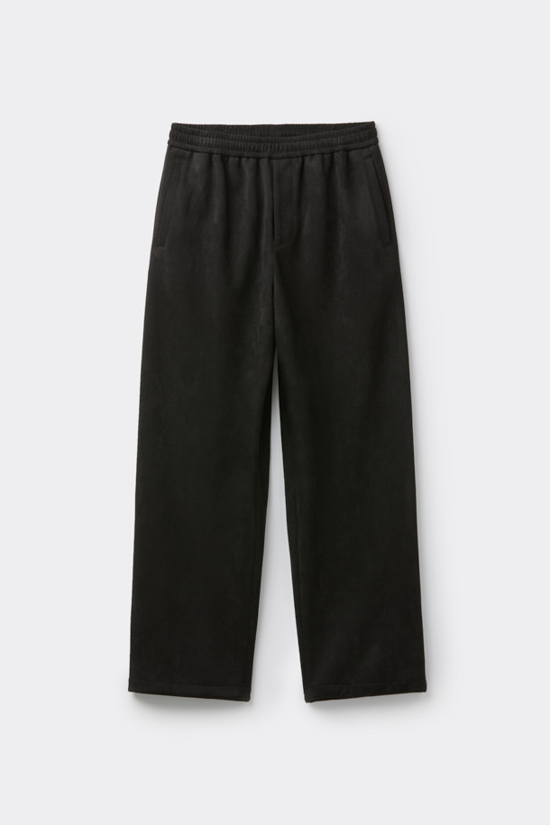 블랙 폴리 스웨이드 트랙 팬츠는 부드러운 촉감의 인조 스웨이드 소재로 제작되어 편안한 착용감을 선사합니다. 남성용으로, 캐주얼 및 스포티 스타일을 모두 소화할 수 있는 릴랙스핏 긴바지입니다. 사계절 내내 활용 가능하며, 일상복으로 적합합니다. 무지 디자인으로 미니멀한 스타일을 연출하기 좋습니다. 폴리에스테르, 폴리우레탄 혼방으로 제작되어 내구성이 뛰어나며 관리가 용이합니다.
