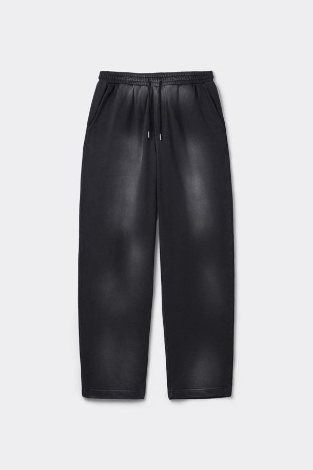 다크 그레이 염색 스웻 팬츠는 편안한 일상과 스타일리시한 연출을 위한 캐주얼룩을 완성합니다. 면 소재의 루즈핏 긴바지로, 집콕룩이나 산책룩에 적합하며 미니멀, 스트리트 스타일을 즐기는 분들께 추천합니다. 다잉 가공과 탈색 브러쉬 가공을 거쳐 빈티지한 멋을 더했으며, 허리 스트링과 밑단 스트링 스토퍼로 핏 조절이 용이합니다. 다크 그레이 컬러는 어떤 상의와도 잘 어울려 활용도가 높습니다.
