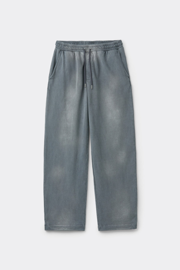 그레이 염색 스웻 팬츠는 부드러운 면 소재로 제작되어 편안한 착용감을 선사합니다. 루즈핏으로 제작되어 캐주얼하고 스포티한 스타일을 연출하며, 봄, 가을, 겨울 모두 활용 가능합니다. 다잉 가공과 탈색 브러쉬 가공으로 빈티지한 멋을 더했으며, 허리 스트링과 밑단 스트링 스토퍼 디테일로 실용성을 높였습니다. 집콕, 산책, 여행 등 다양한 TPO에 활용하기 좋은 데일리 아이템입니다.
