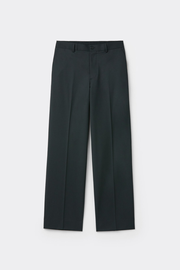 남성용 블랙 릴렉스 핏 울 블렌드 셋업 팬츠입니다. 가을, 겨울 시즌에 어울리는 포멀하고 클래식한 스타일의 긴 바지입니다. 울 30.6%, 폴리에스테르 69.4% 혼방 소재로 제작되어 편안한 착용감을 선사하며, 하프 밴딩 처리로 활동성을 더했습니다. 오피스룩, 비즈니스 캐주얼, 출근룩 등 다양한 TPO에 활용 가능하며, 셋업으로도 연출할 수 있습니다. 미니멀한 디자인으로 어떤 상의와도 쉽게 매치하여 클래식한 스타일을 완성해보세요.
