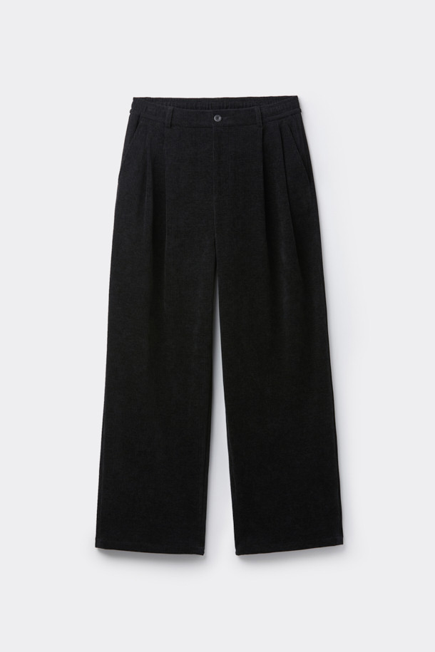 블랙 벨벳 드로우스트링 팬츠는 부드러운 촉감의 벨벳 소재와 포근한 두께감으로 가을, 겨울 시즌에 안성맞춤입니다. 와이드핏으로 편안함을 강조했으며, 하프 밴딩과 스트링 디테일로 활동성을 더했습니다. 무지 디자인에 원턱을 더해 캐주얼하면서도 미니멀한 스타일을 연출할 수 있습니다. 출근룩과 모임룩 모두 소화 가능한 활용도 높은 아이템입니다.
