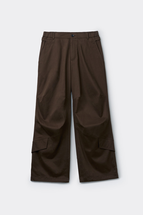 브라운 플랩 디테일 팬츠는 남성용 와이드 팬츠로, 가을과 겨울에 따뜻하게 착용할 수 있습니다. 겉감은 면 소재, 안감은 기모로 제작되어 부드러운 착용감을 선사하며, 신축성이 있어 편안한 활동성을 보장합니다. 루즈핏에 두꺼운 두께감으로 보온성을 높였으며, 무지 패턴에 페이크 플랩 포켓, 다트, 허리 비조 디테일이 더해져 캐주얼하면서도 클래식한 무드를 연출합니다. 출근룩이나 모임룩 등 다양한 TPO에 활용 가능하며, 미니멀한 스타일을 즐기는 분들께 추천합니다.
