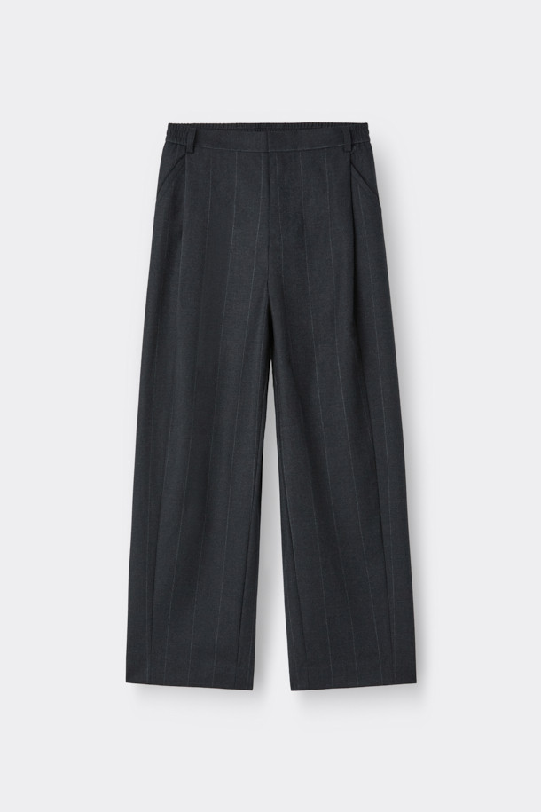 그레이 와이드 핏 원턱 스트라이프 셋업 팬츠는 가을, 겨울 시즌 남성들을 위한 클래식 스타일의 팬츠입니다. 울, 폴리에스테르, 캐시미어, 폴리우레탄 혼방 소재로 제작되어 부드러운 촉감과 편안한 착용감을 선사합니다. 릴랙스 핏에 와이드한 실루엣, 핀턱 디테일, 벨트고리, 버클 허리끈으로 디자인되어 출근룩, 비즈니스 캐주얼, 모임룩 등 다양한 TPO에 활용 가능합니다. 미니멀하고 시크한 분위기를 연출하며, 스트라이프 패턴으로 세련된 포인트를 더했습니다. 벨트 착용이 가능하며, 셋업 스타일링으로 더욱 완성도 높은 룩을 연출할 수 있습니다.
