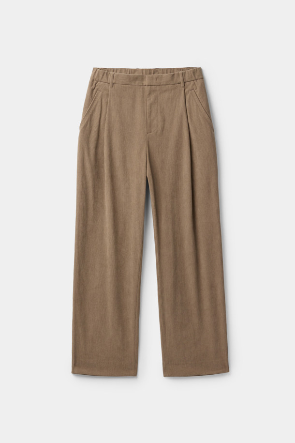 베이지 와이드 핏 원턱 코듀로이 팬츠는 포근한 분위기를 연출하는 남성용 코듀로이 팬츠입니다. 넉넉한 와이드 핏으로 편안한 착용감을 선사하며, 가을과 겨울에 따뜻하게 입을 수 있는 두꺼운 두께감의 코듀로이 소재로 제작되었습니다. 허리 부분은 하프 밴딩 처리되어 활동성을 높이고, 원턱 디테일과 사이드 포켓으로 실용성을 더했습니다. 출근룩이나 모임룩 등 다양한 TPO에 캐주얼, 클래식, 미니멀 스타일로 활용하기 좋습니다. 부드러운 촉감과 베이직한 디자인으로 데일리 팬츠로 손색없습니다.
