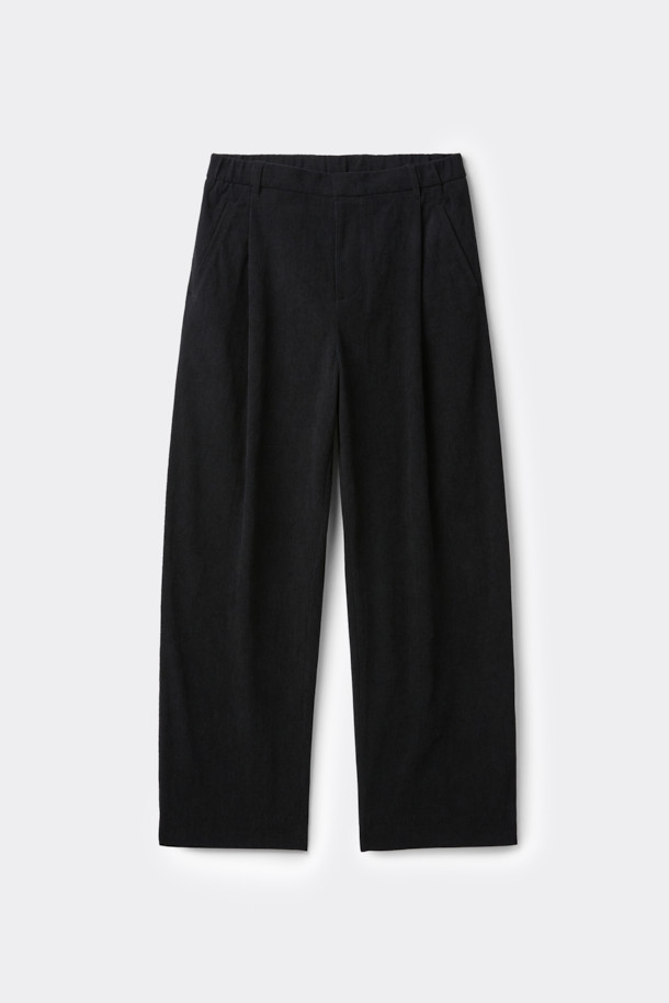 블랙 와이드 핏 원턱 코듀로이 팬츠는 가을과 겨울, 쌀쌀한 날씨에 따뜻하고 스타일리시하게 연출하기 좋은 남성용 바지입니다. 부드러운 촉감의 두꺼운 코듀로이 소재로 제작되어 편안한 착용감을 선사하며, 와이드핏 디자인으로 트렌디한 무드를 더합니다. 넉넉한 핏감과 원턱 디테일이 활동성을 높여주며, 하프 밴딩 처리로 허리 부분의 편안함까지 놓치지 않았습니다. 베이직하고 캐주얼한 스타일로, 출근룩이나 모임룩 등 다양한 TPO에 활용 가능하며, 캐주얼, 클래식, 미니멀 등 어떤 스타일에도 잘 어울립니다.
